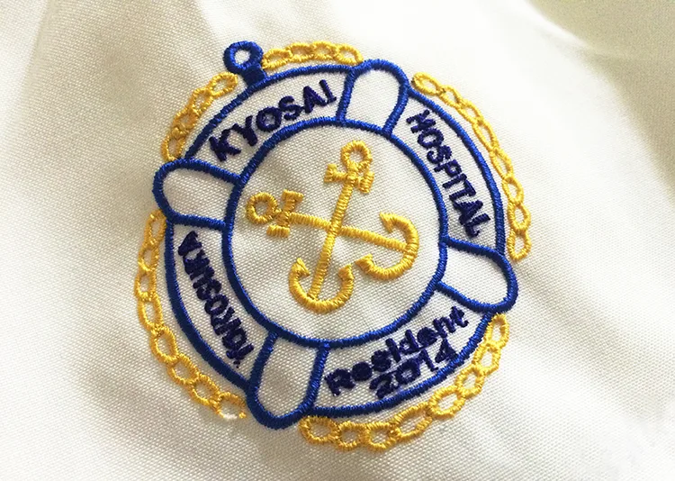YOKOSUKA KYOSAI HOSPITAL Resident 2014 の刺繍（ディテール）