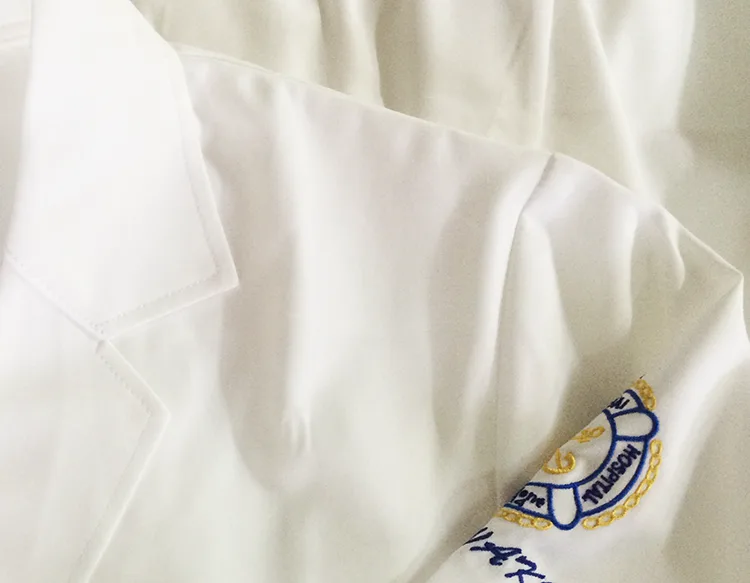 YOKOSUKA KYOSAI HOSPITAL Resident 2014 の刺繍（白衣・スクラブへの着用イメージ）