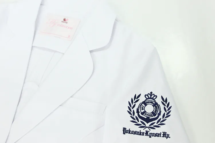 Yokosuka Kyosai Hp. の刺繍（白衣・スクラブへの着用イメージ）