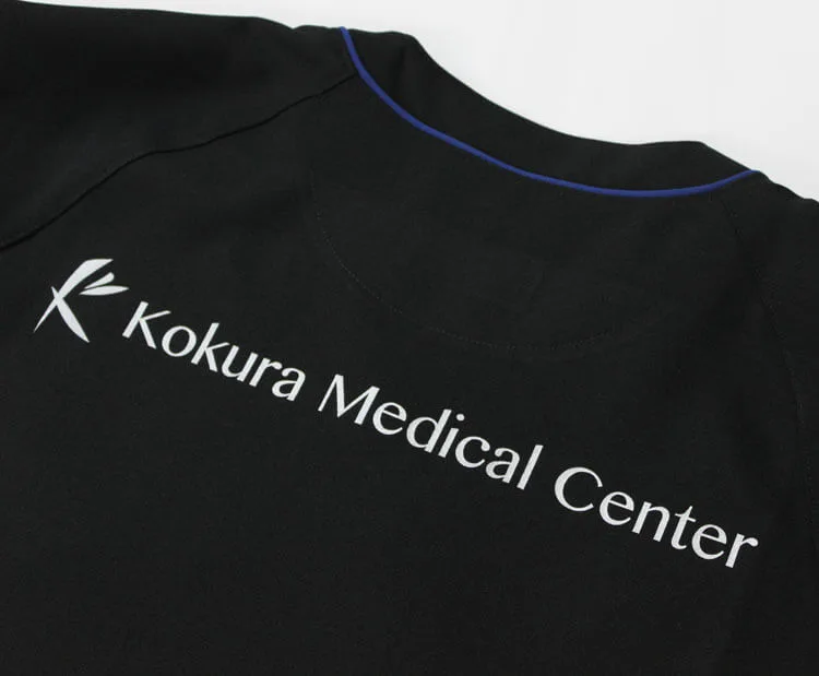 Kokura Medical Center のプリント（白衣・スクラブへの着用イメージ）