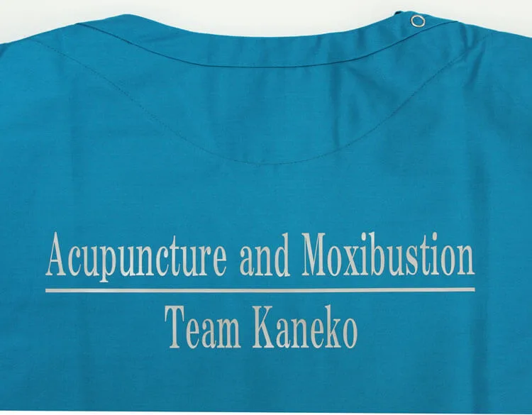 Acupuncture and Moxibustion Team Kaneko のシルバー系・単色プリント。医療スクラブ・白衣に施したプリントの実績
