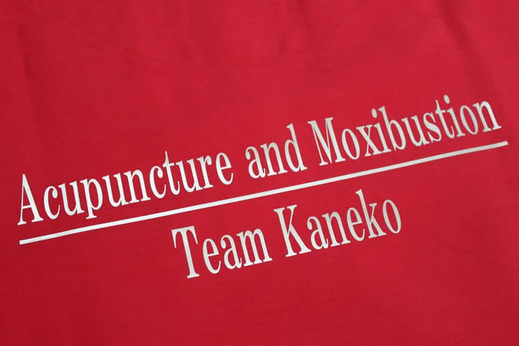 Acupuncture and Moxibustion Team Kaneko のプリント（白衣・スクラブへの着用イメージ）