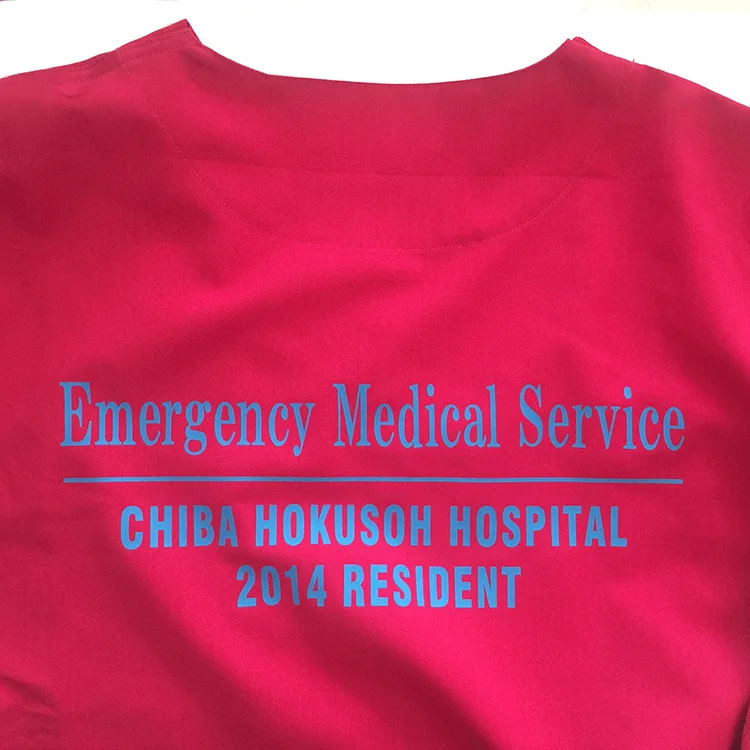 CHIBA HOKUSOH HOSPITAL 2014 RESIDENT のプリント（白衣・スクラブへの着用イメージ）