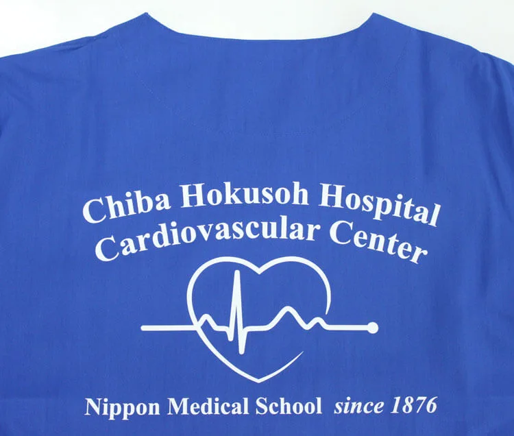 Chiba Hokusoh Hospital Cardiovascular Center のホワイト系・単色プリント。医療スクラブ・白衣に施したプリントの実績