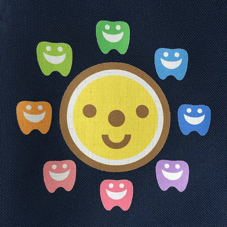 Dental Clinic のイエロー系・キャラクター。医療スクラブ・白衣に施したプリントの実績