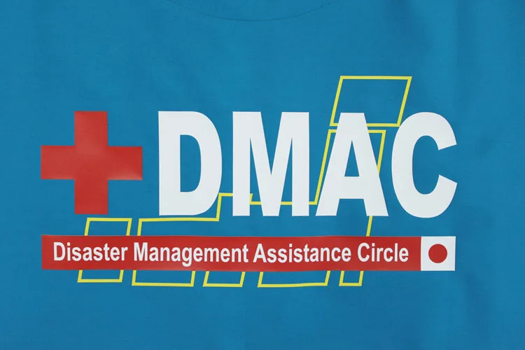 DMAC のオリジナルロゴ・フルカラープリント。医療スクラブ・白衣に施したプリントの実績
