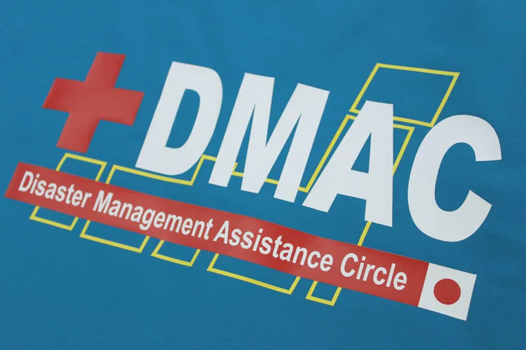 DMAC のプリント（白衣・スクラブへの着用イメージ）