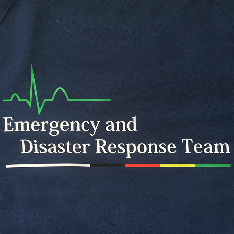 Emergency and Disaster Response Team のプリント（白衣・スクラブへの着用イメージ）