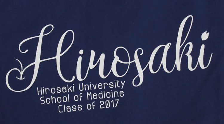 Hirosaki University School Of Medicine Class of 2017 のオリジナルロゴ・ホワイト系。医療スクラブ・白衣に施したプリントの実績