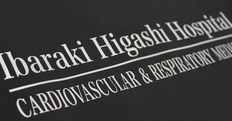 Ibaraki Higashi Hospital のシルバー系・単色プリント。医療スクラブ・白衣に施したプリントの実績