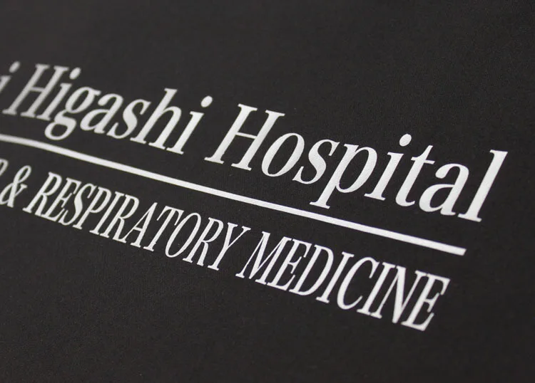Ibaraki Higashi Hospital のプリント（白衣・スクラブへの着用イメージ）