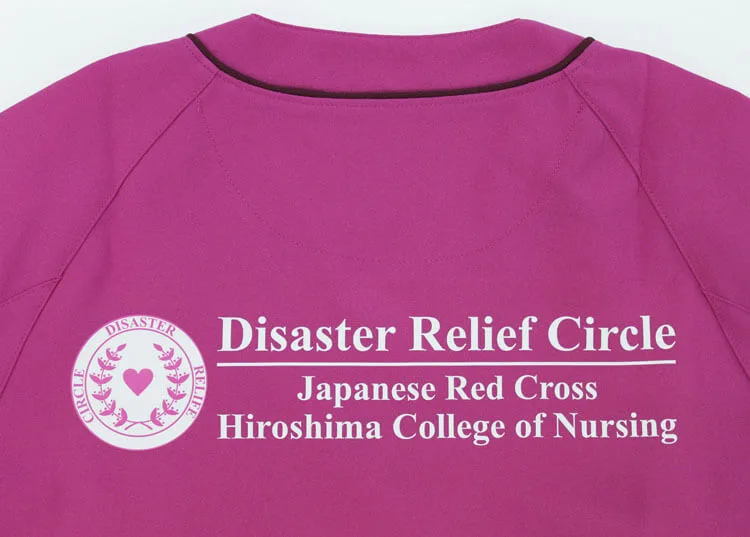 Japanese Red Cross Hirosima College of Nursing Disaster Relief Circle のオリジナルロゴ・フルカラープリント。医療スクラブ・白衣に施したプリントの実績