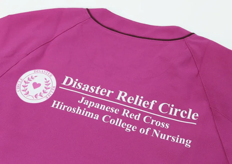 Japanese Red Cross Hirosima College of Nursing Disaster Relief Circle のプリント（白衣・スクラブへの着用イメージ）