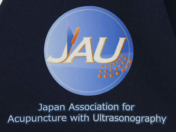 JAU のオリジナルロゴ・フルカラープリント。医療スクラブ・白衣に施したプリントの実績