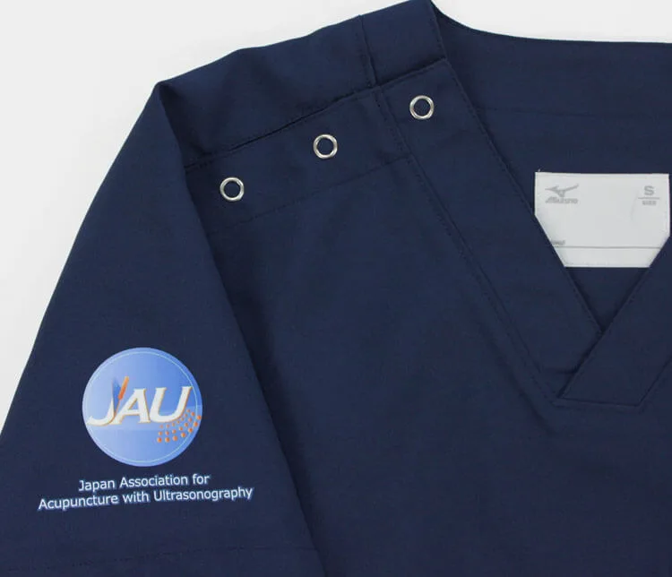JAU のプリント（白衣・スクラブへの着用イメージ）