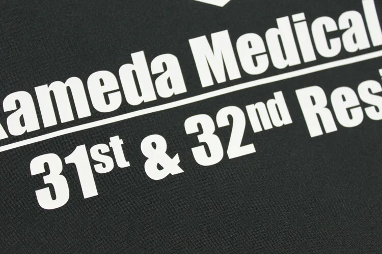 Kameda Medical Center 31st&32nd Residents のプリント（白衣・スクラブへの着用イメージ）
