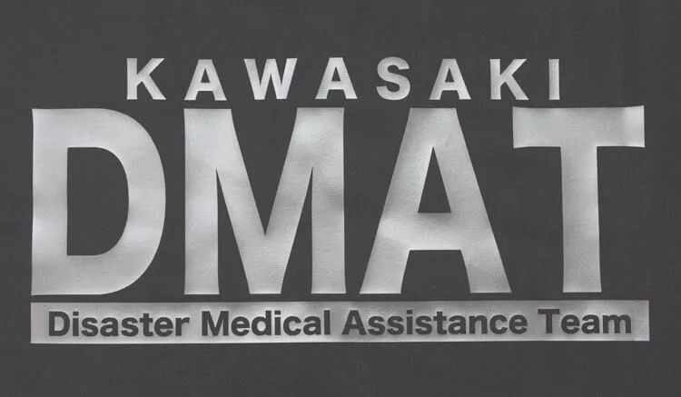 KAWASAKI DMAT のDMAT・オリジナルロゴ。医療スクラブ・白衣に施したプリントの実績