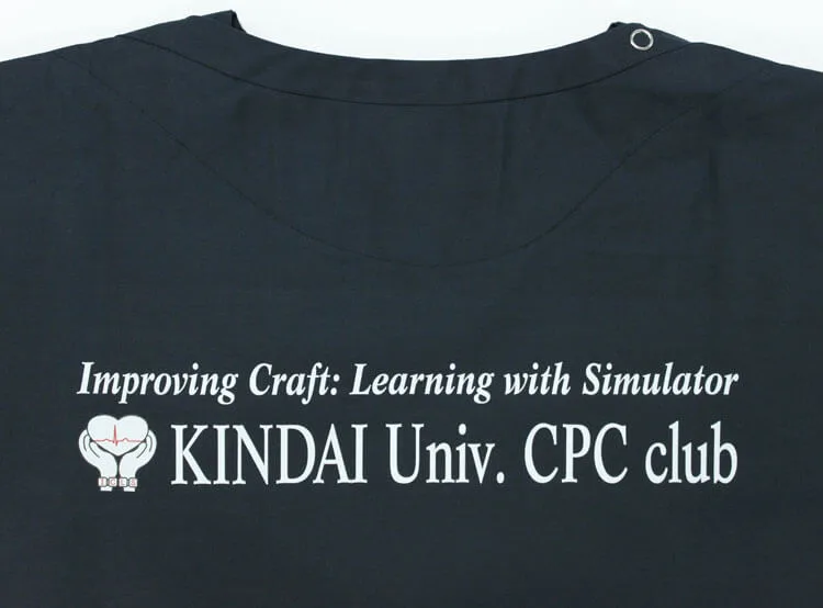KINDAI Univ. CPC club のプリント（白衣・スクラブへの着用イメージ）
