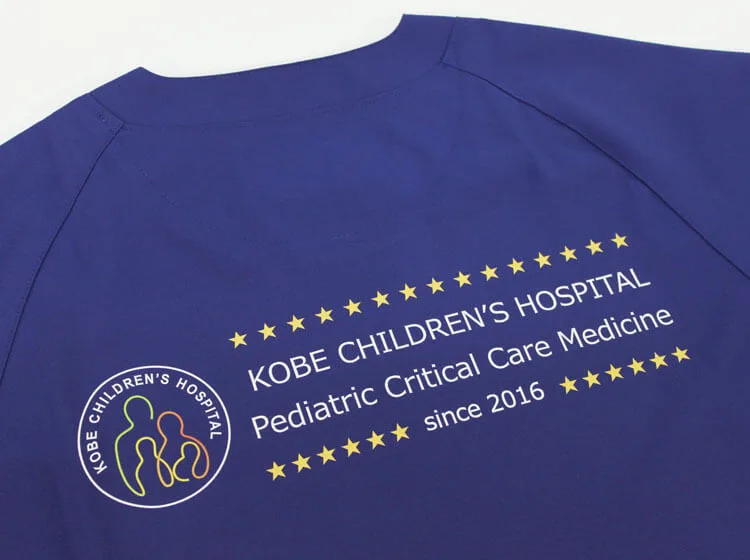 KOBE CHILDREN’S HOSPITAL Pediatric Critical Care Medicine のプリント（白衣・スクラブへの着用イメージ）