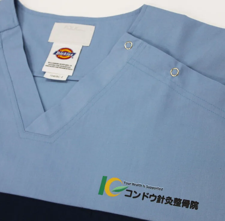 Osteopathy Clinic のプリント（白衣・スクラブへの着用イメージ）