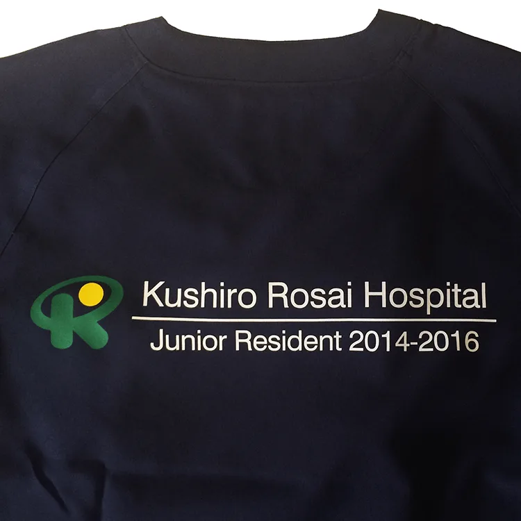 Kushiro Rosai Hospital のプリント（白衣・スクラブへの着用イメージ）
