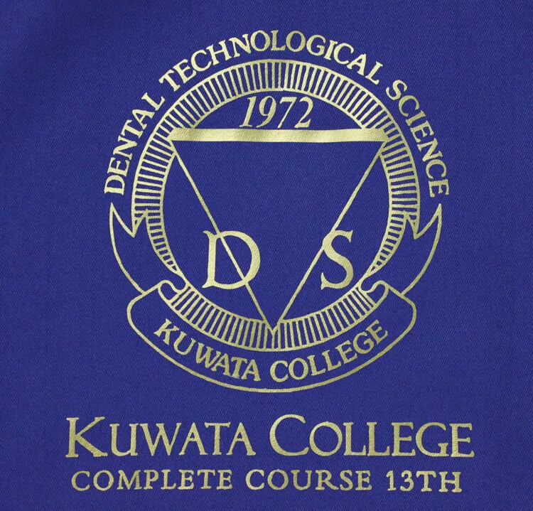 KUWATA COLLEGE DENTAL TECHNOLOGICAL SCIENCE COMPLETE COURSE 13TH のオリジナルロゴ・ゴールド系。医療スクラブ・白衣に施したプリントの実績