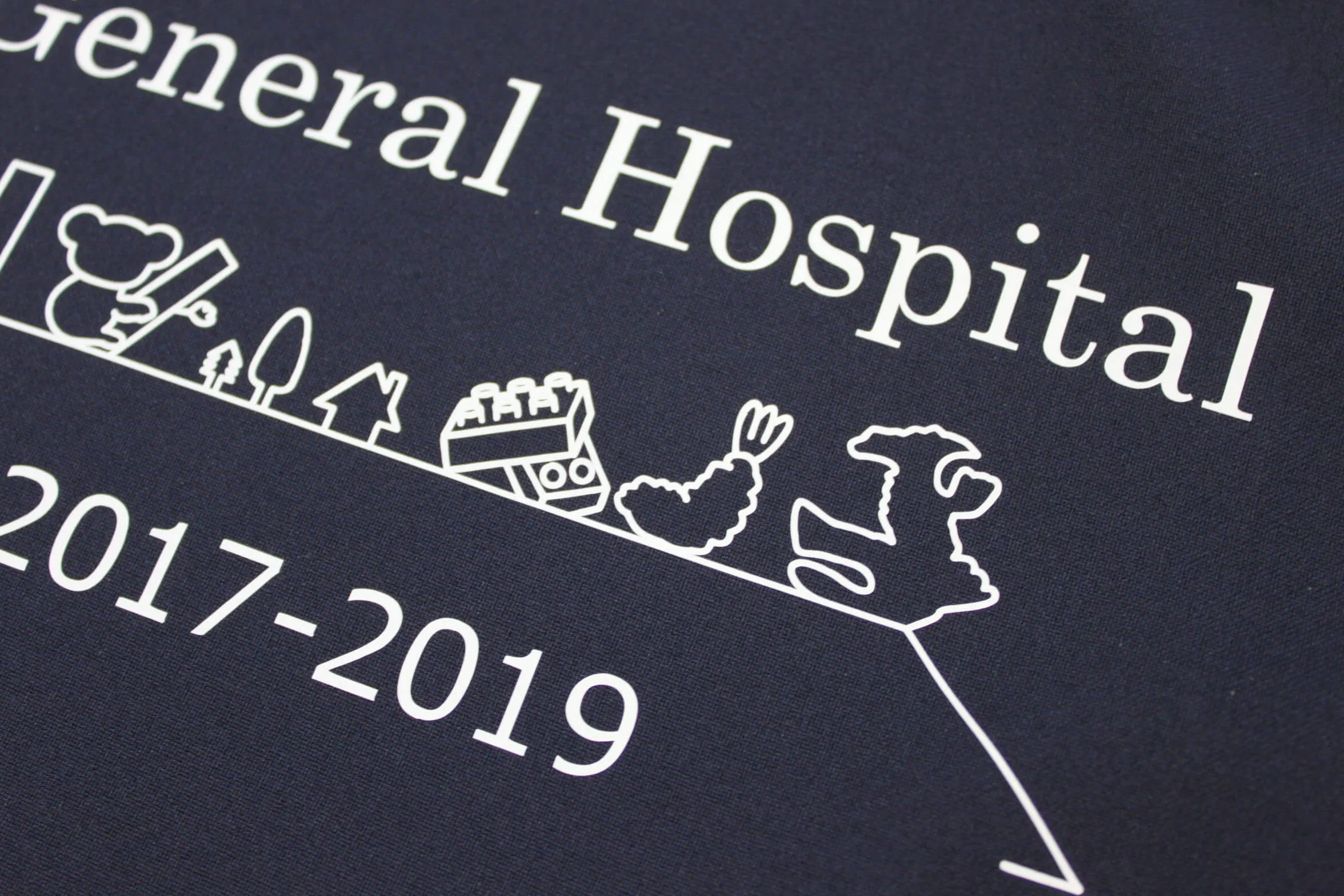 Kyoritsu General Hospital Resident 2017-2019 のプリント（白衣・スクラブへの着用イメージ）