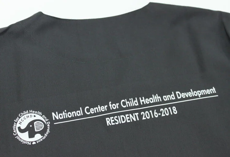 National Center for Child Health and Development RESIDENT 2016-2018 のプリント（白衣・スクラブへの着用イメージ）