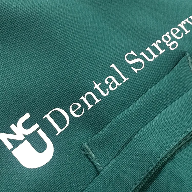 NCU Dental Surgery のオリジナルロゴ・ホワイト系。医療スクラブ・白衣に施したプリントの実績