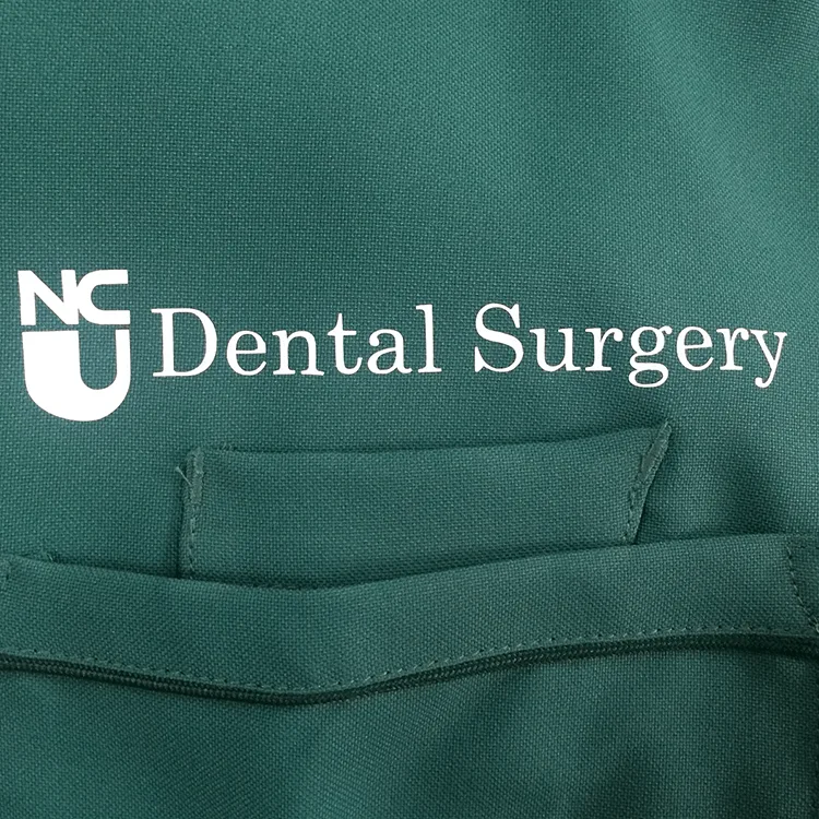NCU Dental Surgery のプリント（白衣・スクラブへの着用イメージ）