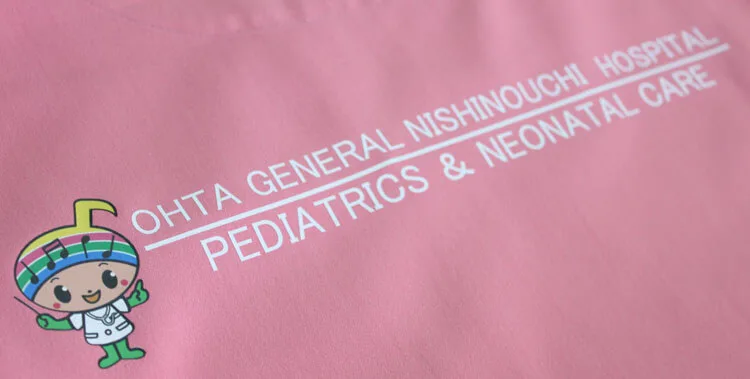 OHTA GENERAL NISHINOUCHI HOSPITAL PEDIATRICS & NEONATAL CARE のキャラクター・フルカラープリント。医療スクラブ・白衣に施したプリントの実績