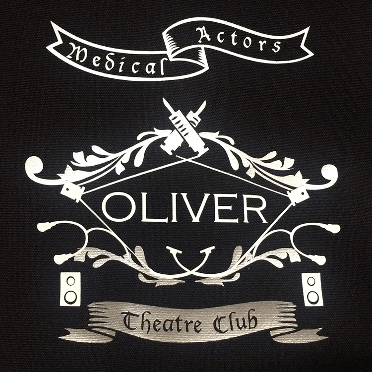OLIVER のオリジナルロゴ・シルバー系。医療スクラブ・白衣に施したプリントの実績