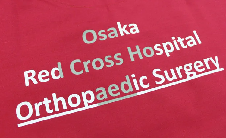 Osaka Red Cross Hospital Orthopaedic Surgery のプリント（白衣・スクラブへの着用イメージ）