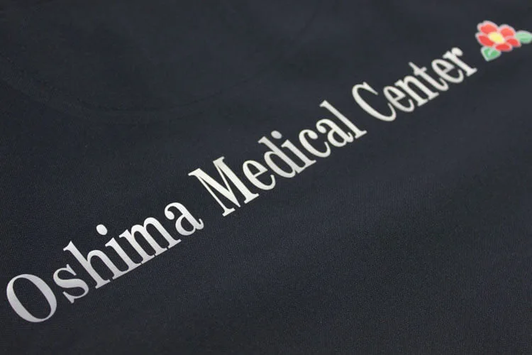 Oshima Medical Center のプリント（白衣・スクラブへの着用イメージ）