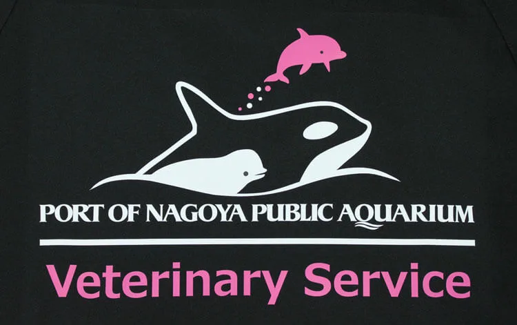 PORT OF NAGOYA PUBLIC AQUARIUM Veterinary Service のフルカラープリント・背中プリント。医療スクラブ・白衣に施したプリントの実績