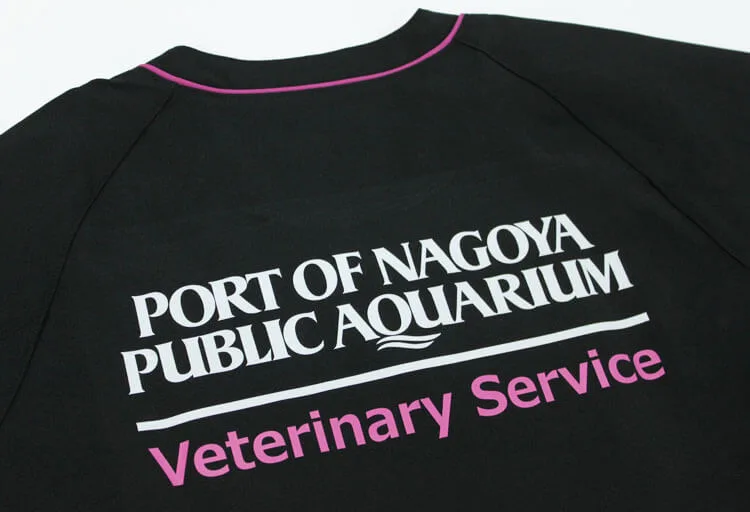 PORT OF NAGOYA PUBLIC AQUARIUM Veterinary Service のプリント（白衣・スクラブへの着用イメージ）