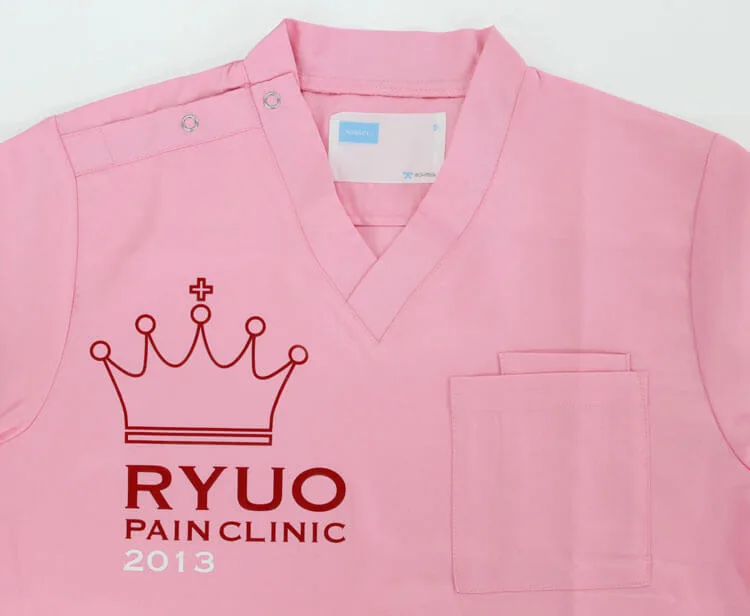 RYUO PAIN CLINIC のフルカラープリント。医療スクラブ・白衣に施したプリントの実績