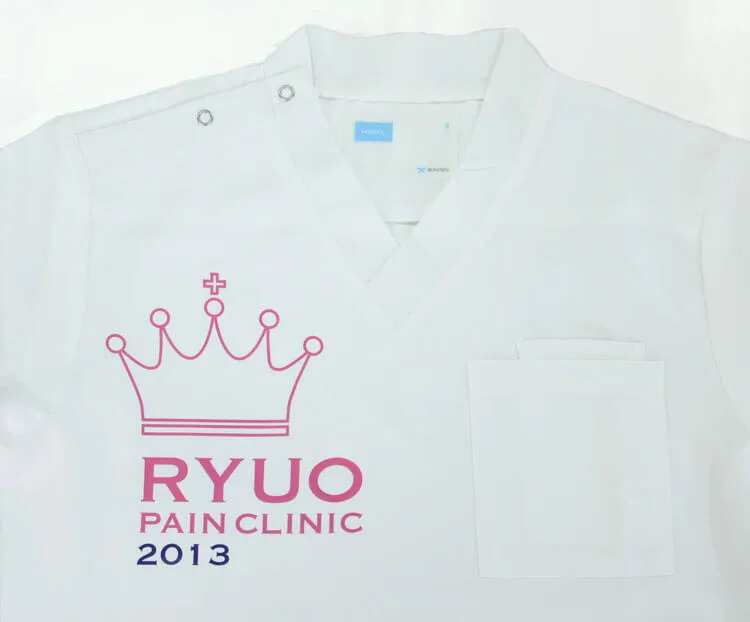 RYUO PAIN CLINIC のプリント（白衣・スクラブへの着用イメージ）
