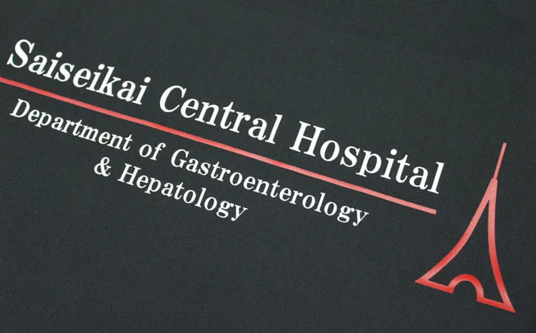 Saiseikai Central Hospital Department of Gastroenterology &Hapatology のプリント（白衣・スクラブへの着用イメージ）