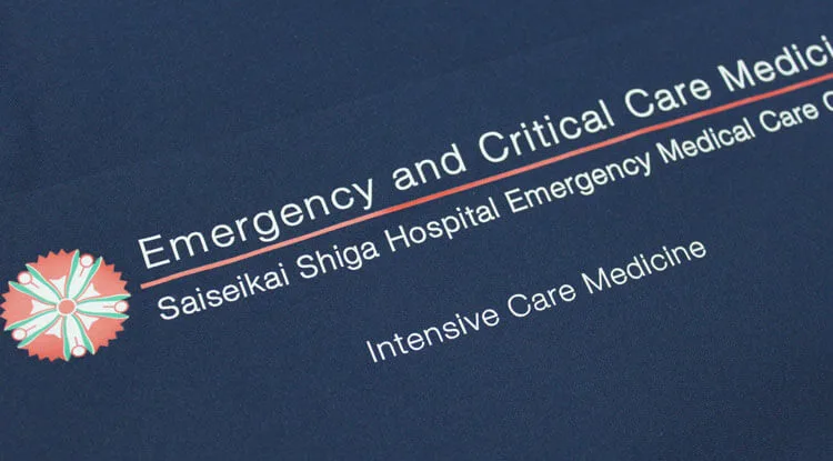 Saiseikai Shiga Hospital Emergency Medical Care Center のプリント（白衣・スクラブへの着用イメージ）