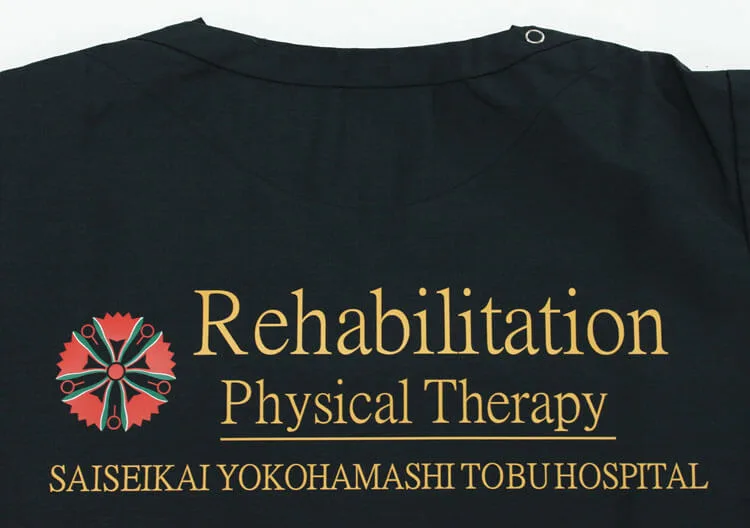 SAISEIKAI YOKOHAMASHI TOBU HOSPITAL Rehabilitation Physical Therapy のフルカラープリント・背中プリント。医療スクラブ・白衣に施したプリントの実績