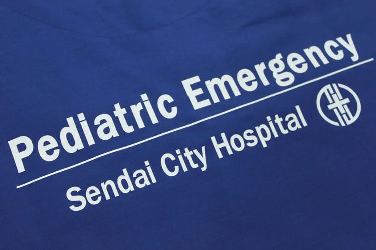 Sendai City Hospital Pediatric Emergency のネイビー系・ホワイト系。医療スクラブ・白衣に施したプリントの実績