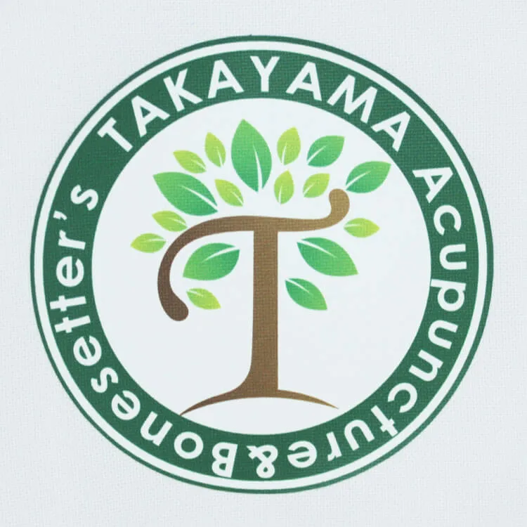 TAKAYAMA acupuncture & bonesetter’s のオリジナルロゴ・フルカラープリント。医療スクラブ・白衣に施したプリントの実績
