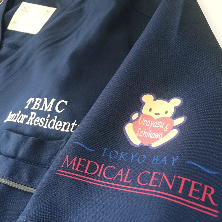 TBMC Junior Residents のプリント（白衣・スクラブへの着用イメージ）