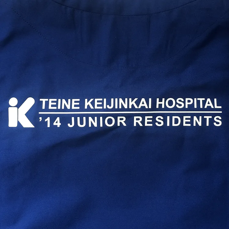 TEINE KEIJINKAI HOSPITAL ’14 JUNIOR RESIDENTS のオリジナルロゴ・ホワイト系。医療スクラブ・白衣に施したプリントの実績