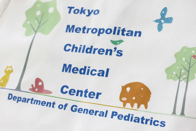 Tokyo Metropolitan Children’s Medical Center のキャラクター・フルカラープリント。医療スクラブ・白衣に施したプリントの実績