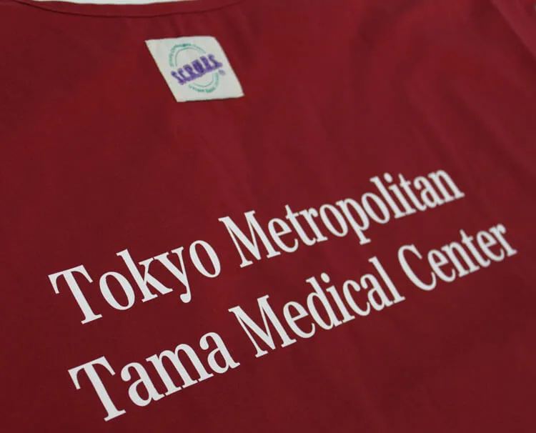 Tokyo Metropolitan Tama Medical Center のプリント（白衣・スクラブへの着用イメージ）