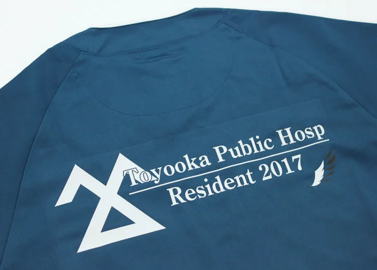 Toyooka Public Hosp Resident 2017 のプリント（白衣・スクラブへの着用イメージ）