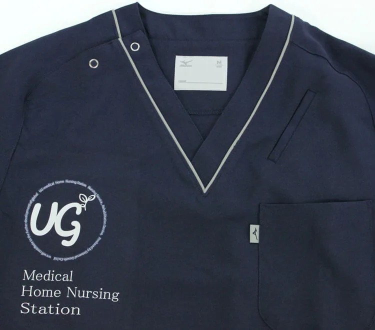 UG Medical Home Nursing Station のプリント（白衣・スクラブへの着用イメージ）