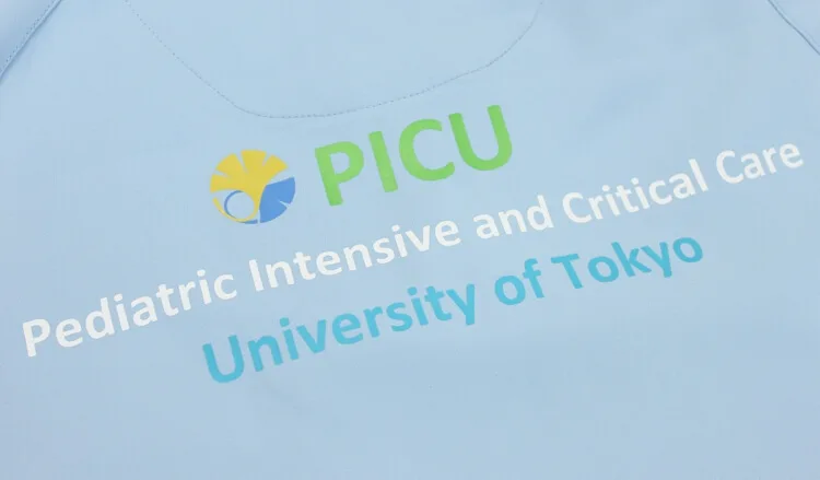 University of Tokyo Pediatric Intensive and Critical Care のプリント（白衣・スクラブへの着用イメージ）